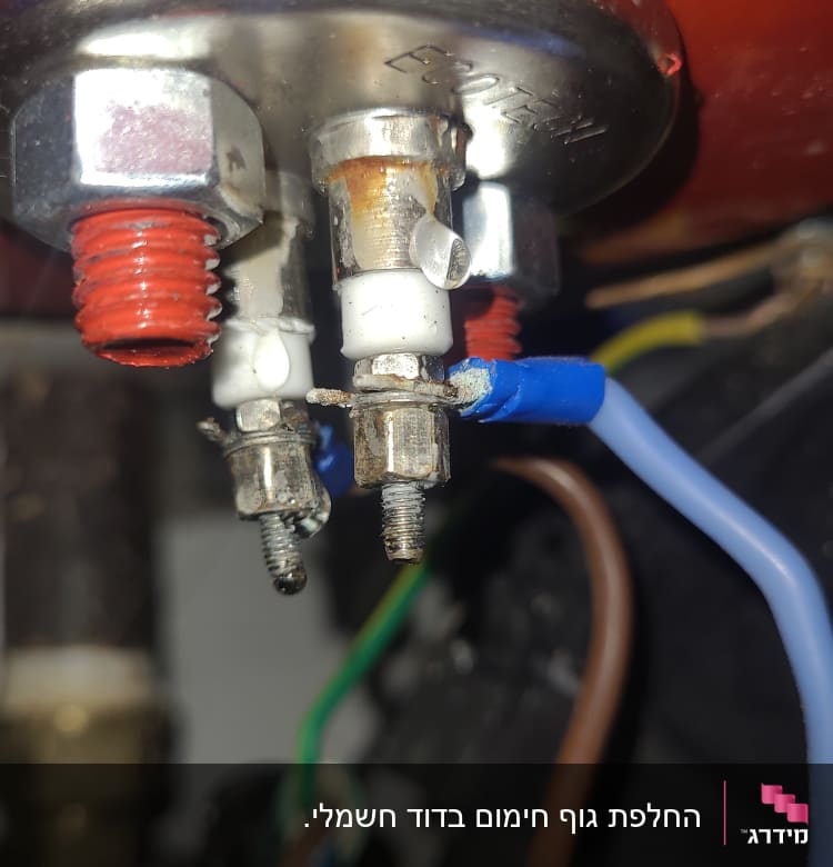 חיבורים חשמליים על דוד שמש עם חוטים צבעוניים